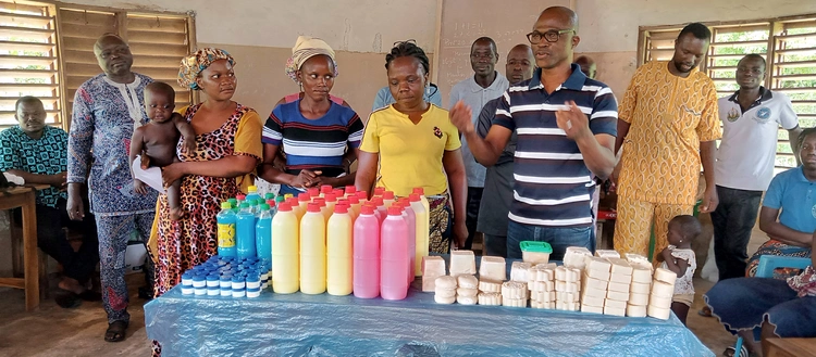 Responsables de la couche féminine avec le facilitateur du projet